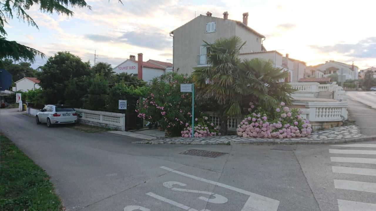Near Beach - Apartments Marica ロヴィニ エクステリア 写真